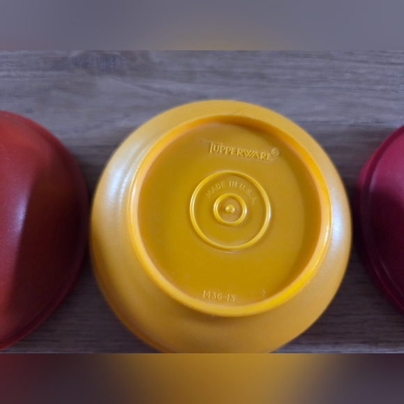Vintage Tupperware Set of Three Colorful Bowls With Lids - Picture 5 of 9